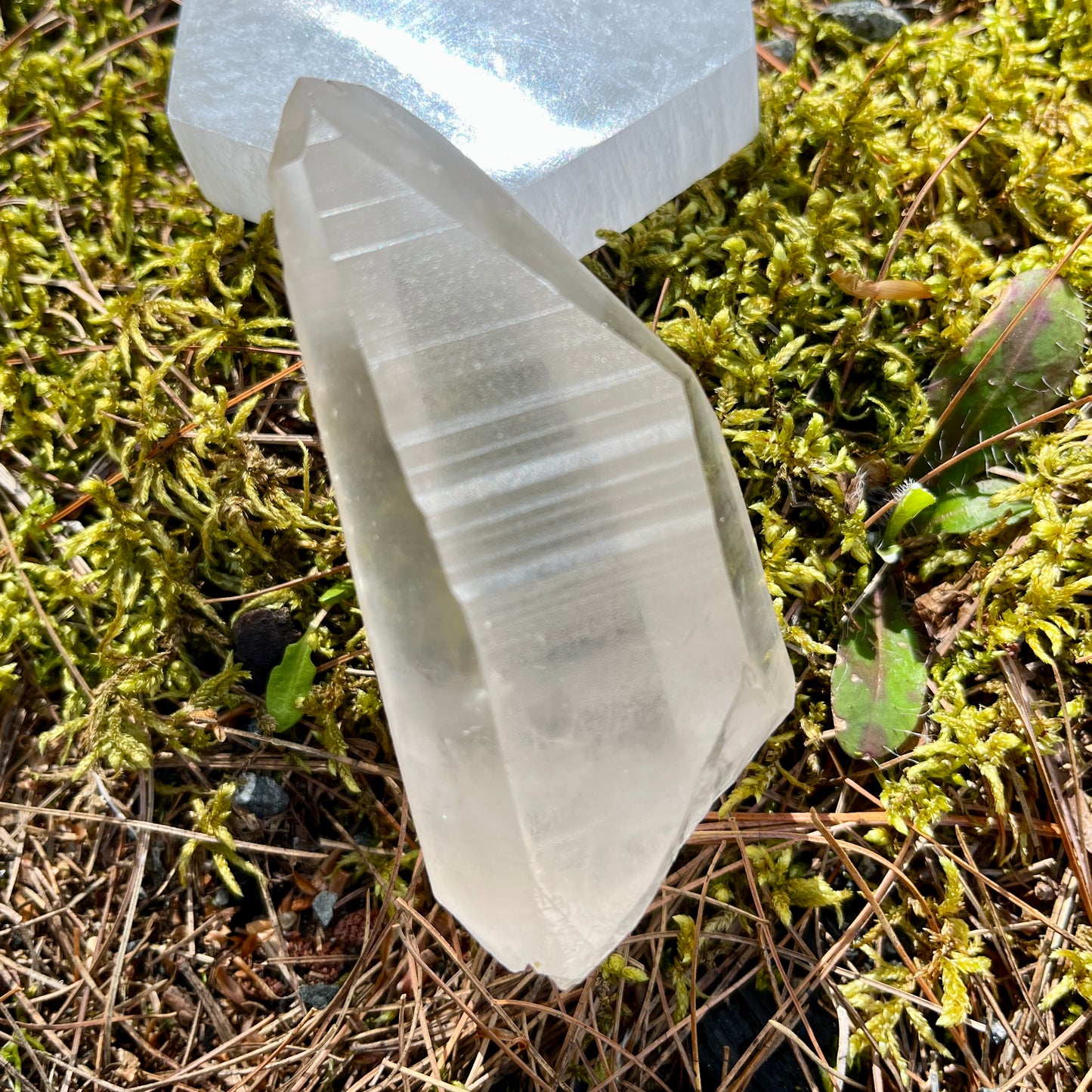 Very comfortable quartz crystal point to hold in your hand. 