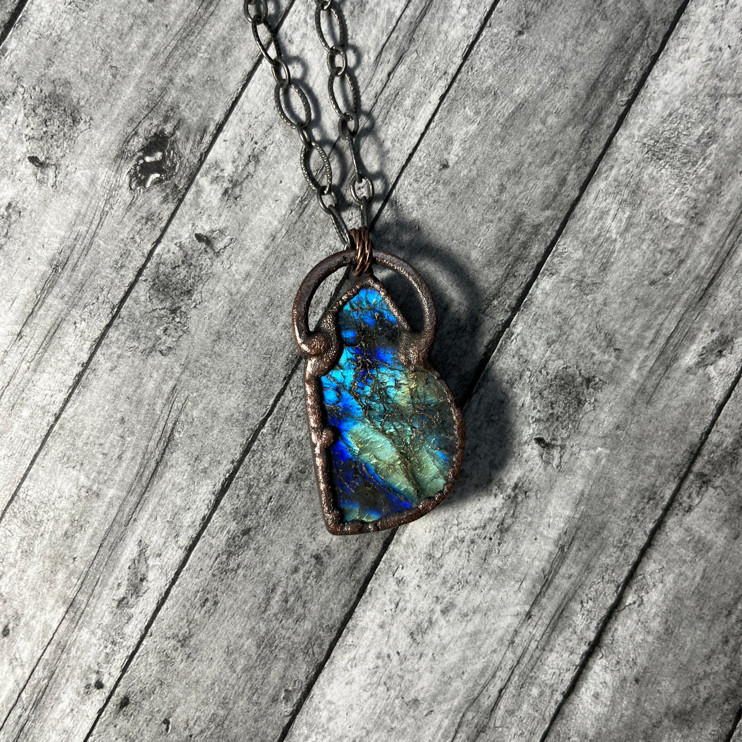 the back flash of blue in the labradorite crystal stone.